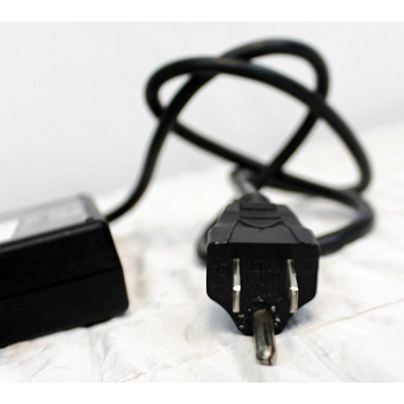 Dell Model PA - 1600 - 06D2 60W AC Adapter Inspiron Laptop Charger Power Cord - Picture 7 of 10